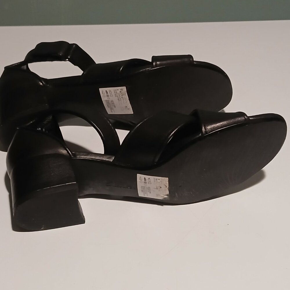 Black Clarks Caroleigh Anya Sandals Size 6.5M - PRICE FIRM! - Picture 3 of 10